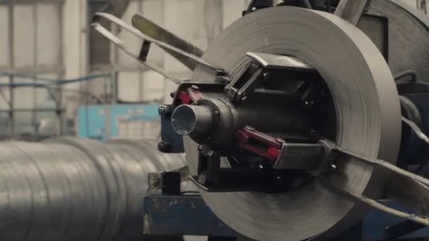 Industriële metalen plaat spoelen verbonden met metalen plaat profiel vormen machine. - Video