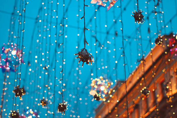 Guirnaldas de Navidad en la calle
 - Foto, Imagen
