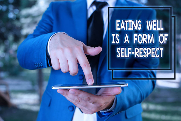 Conceptueel handschrift waaruit blijkt dat goed eten een vorm van zelfrespect is. Zakelijke foto tekst een citaat van het bevorderen van een gezonde levensstijl Zakenman in blauwe suite met een stropdas houdt schoot top in handen. - Foto, afbeelding