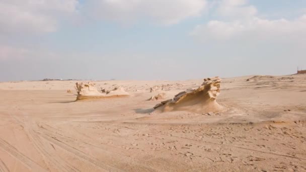 Abu Dabi Birleşik Arap Emirlikleri 'nde rüzgarın süpürdüğü kumların oluşumlarının fosil kum tepeleri. - Video, Çekim