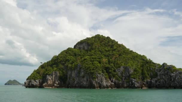 観光の近くのアン・トン国立海洋公園で海の島々のグループサムイ島の楽園熱帯リゾート。タイ湾の群島。コピースペースと牧歌的なターコイズブルーの海の自然背景 - 映像、動画