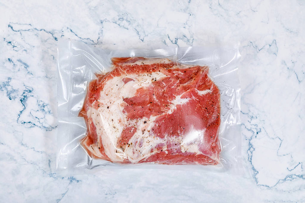 М'ясо упаковано у вакуумну упаковку
 . - Фото, зображення