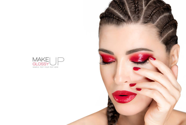 schöne geflochtene Haare Frau mit glänzend rotem Make-up - Foto, Bild