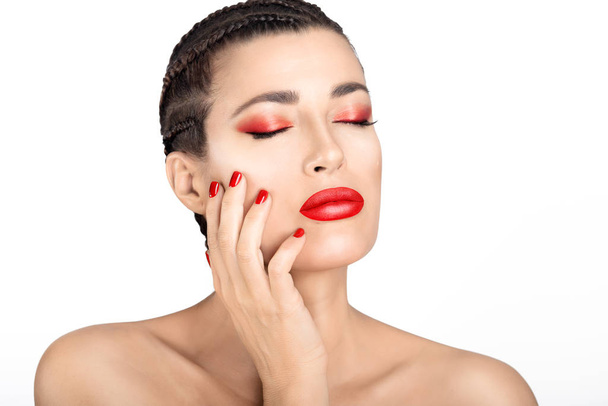 Красивая чувственная женщина с красными губами и ногтями. Концепция косметического макияжа и ногтей
 - Фото, изображение