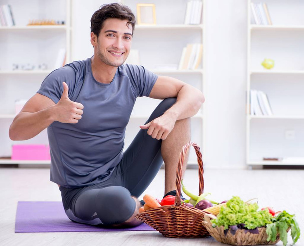 Muž propagující výhody zdravého stravování a sportování - Fotografie, Obrázek