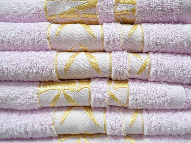 крупним планом вид спереду рожевого кольору пухнасті ванні рушники стек
 - Фото, зображення