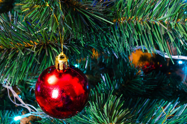 Decoración del árbol de Navidad. Bolas, estrellas guirnalda en un árbol. Arcos rojos en un árbol de Año Nuevo. El árbol de fiesta está decorado con juguetes brillantes. Humor de Año Nuevo. Feliz Navidad.
. - Foto, imagen