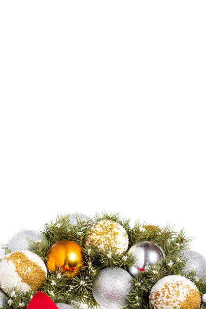 Οριζόντια λευκή χριστουγεννιάτικη καρτ ποστάλ με μπάλες χριστουγεννιάτικων παιχνιδιών από χάντρες Απομονωμένη σε λευκό φόντο με χώρο αντιγραφής για κείμενο της νέας χρονιάς. - Φωτογραφία, εικόνα