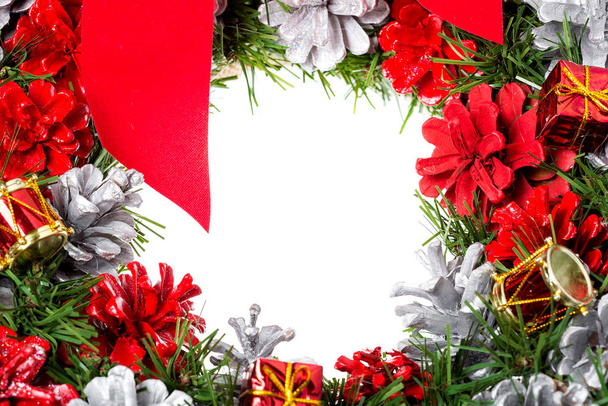 μακιγιαρισμένο πλαίσιο για την κάρτα της Πρωτοχρονιάς με διακοσμημένους κώνους χριστουγεννιάτικων δέντρων και τεχνητές πράσινες βελόνες. - Φωτογραφία, εικόνα