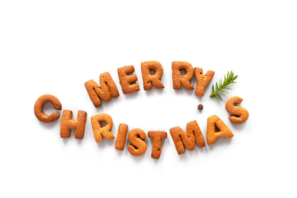 Palabras de jengibre Feliz Navidad apilada en forma de pez como símbolo del cristianismo
 - Foto, Imagen