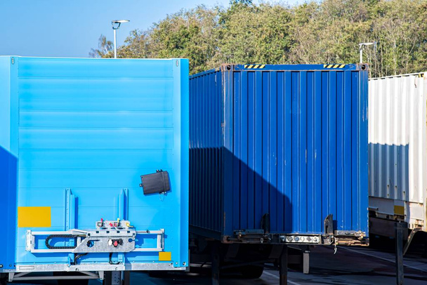 Trailers by the warehouse . delivery of freight by cars - Photo, Image