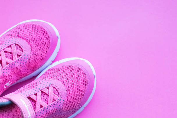 сучасне плямисте спортивне взуття. Парове спортивне взуття на барвистому фоні. Нові кросівки на м'якому зеленому тлі, копіювання простору. бігове взуття. Рожеві кросівки. Парочка рожевого тренувального взуття для дівчаток.дівчата-жінки
 - Фото, зображення