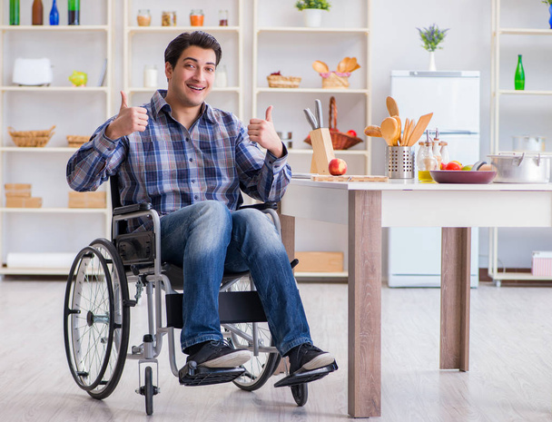 Zdravotně postižený mladý muž manžel pracuje v kuchyni - Fotografie, Obrázek