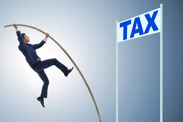 Бизнесмен перепрыгивает через налог в уклонении от уплаты налогов
 - Фото, изображение