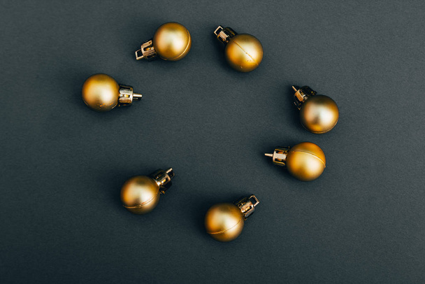 小さな黄金のクリスマスツリーボール - 写真・画像