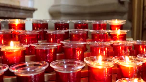 Kaarsen in een katholieke kerk, geloof en hoop - Video