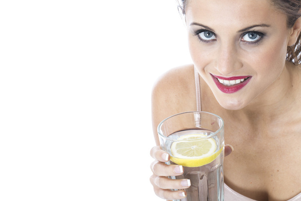 aantrekkelijke jonge vrouw drinken van een glas water - Foto, afbeelding