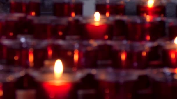 Kerzen in einer katholischen Kirche, Glaube und Hoffnung - Filmmaterial, Video