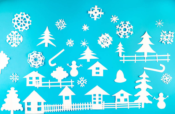 Karácsonyi téma figurák készült fehér könyv kék háttér - Fotó, kép