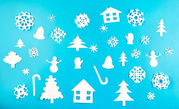 Mavi arka planda beyaz kağıttan yapılmış Noel temalı figürler - Fotoğraf, Görsel