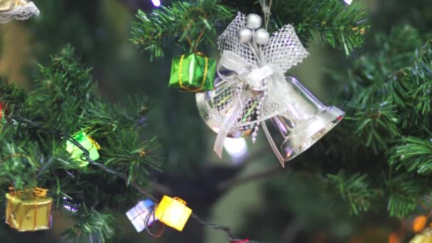 Pohled na vánoční stromeček a hračky a podepsat šťastný nový rok - Záběry, video