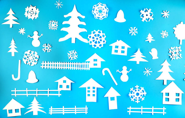 Weihnachtsmotiv Figuren aus weißem Papier auf blauem Hintergrund - Foto, Bild