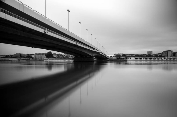 Puente Reichsbrucke sobre el río Danubio en Viena, Austria
. - Foto, Imagen