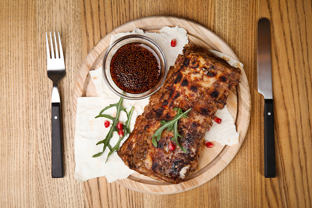 Finom grillezett borda fából készült asztalra felszolgálva, lapos - Fotó, kép