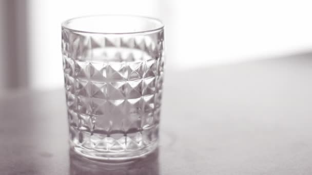 Egy pohár koktél jéggel, luxus bár party - Felvétel, videó