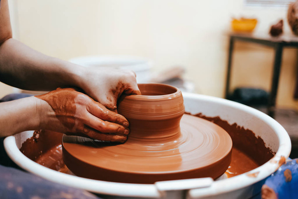 Жінка займається керамікою. Поттер у процесі створення глиняного продукту - Фото, зображення