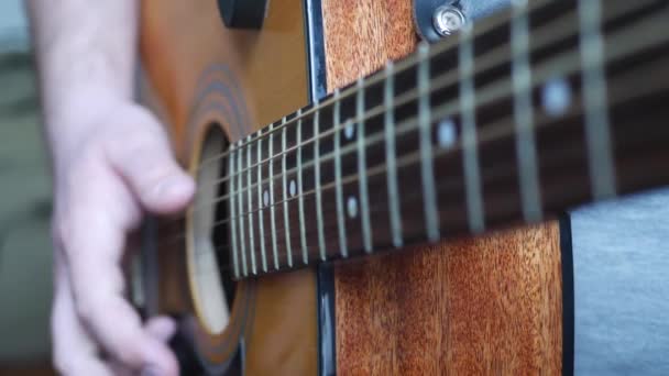 Gitara akustyczna w Mans ręce - Materiał filmowy, wideo