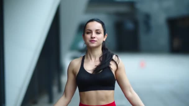 Fitness meisje springen op springtouw. Sexy vrouw training op outdoor workout. - Video