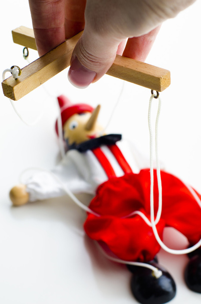 Muñeca marioneta en las manos de un hombre
 - Foto, Imagen