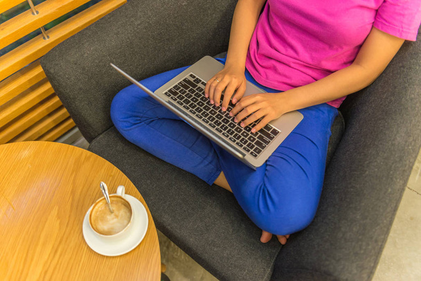 Asiatique femme pigiste occasionnel travail sur ordinateur portable de la maison
 - Photo, image