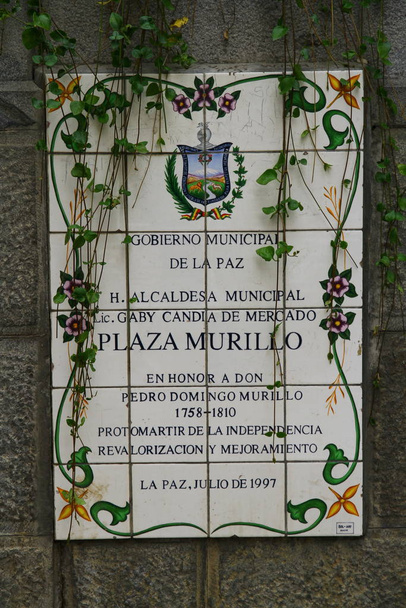 広場ムリーリョ、中央広場、ドン・ペドロ・ドミンゴ・ムリーリョの名誉の壁に関する情報ボード - 写真・画像