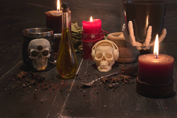 főzet természetes gyógynövények fekete mágia gyertyákkal - Fotó, kép
