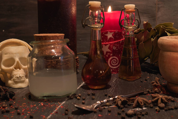 Trank aus natürlichen Kräutern für schwarze Magie mit Kerzen - Foto, Bild