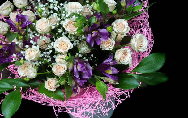 Bir buket çiçek. Çekici bir şekilde düzenlenmiş bir demet çiçek, özellikle bir hediye olarak sunulan ya da bir törende taşınan. burun, lezzet - Fotoğraf, Görsel