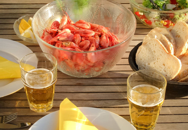 arc aux crevettes et verres de bière sur la table
 - Photo, image