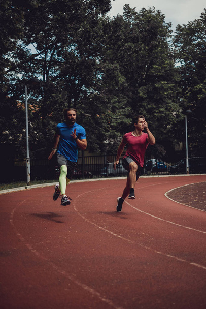 Dwóch sportowców biegnie szybko na świeżym powietrzu - Zdjęcie, obraz