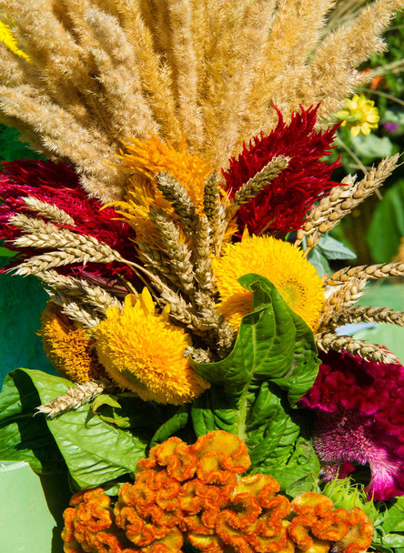 Blumenstrauß. ein ansprechend arrangierter Blumenstrauß, besonders einer, der als Geschenk überreicht oder bei einer Zeremonie getragen wird. Nase, Aroma - Foto, Bild