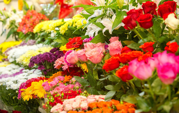 Kukkakimppu. houkuttelevasti järjestetty joukko kukkia, varsinkin yksi esitetään lahjana tai kuljettaa seremoniassa. nenä, maku - Valokuva, kuva