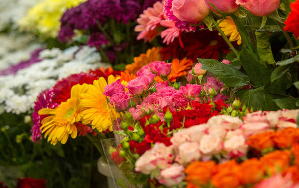 Μπουκέτο με λουλούδια. μια ελκυστικά τοποθετημένη δέσμη λουλουδιών, ειδικά ένα που παρουσιάζεται ως δώρο ή μεταφέρεται σε μια τελετή. μύτη, γεύση - Φωτογραφία, εικόνα