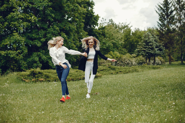 Girls in a park - Fotó, kép