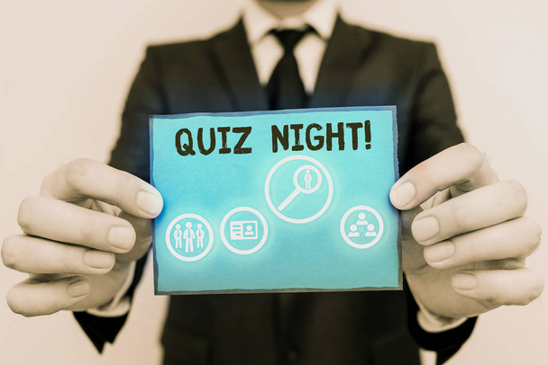 Koncepcyjnego pisania ręcznego pokazano Quiz Night. Business Photo prezentuje konkurs na wiedzę test wieczorowy między osobami fizycznymi. - Zdjęcie, obraz