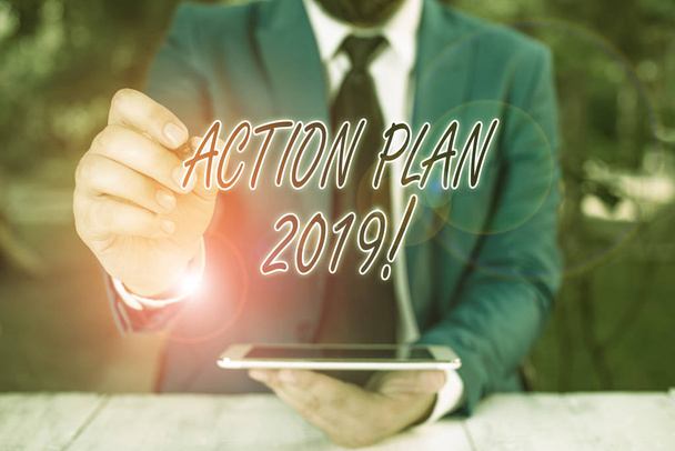 Szövegírás Akcióterv 2019. Üzleti koncepció a javasolt stratégiához vagy cselekvési irányhoz az adott évre Üzletember tollal az üres másolótérben. - Fotó, kép