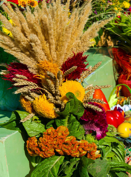 Buquê de flores. um grupo atrativamente arranjado de flores, especialmente uma apresentada como um presente ou transportada em uma cerimônia. nariz, sabor - Foto, Imagem