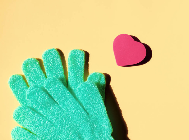 Zelené rukavice a srdeční houba. - Fotografie, Obrázek