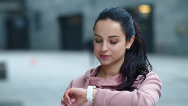 close-up mooi meisje zoek bericht op fitness horloge in slow motion. - Video