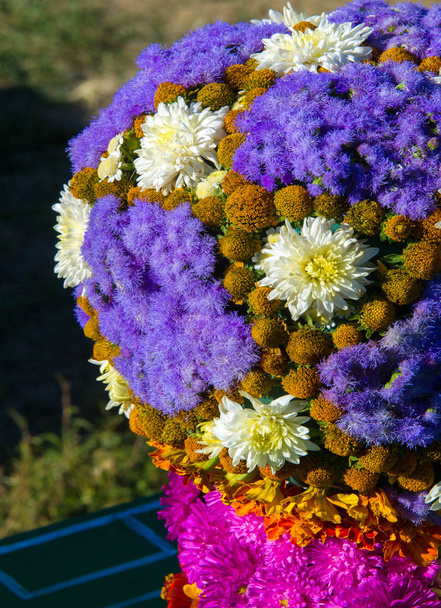 Bukiet kwiatów. atrakcyjnie zaaranżowana wiązanka kwiatów, szczególnie tych prezentowanych w prezencie lub noszonych podczas ceremonii. nos, smak - Zdjęcie, obraz
